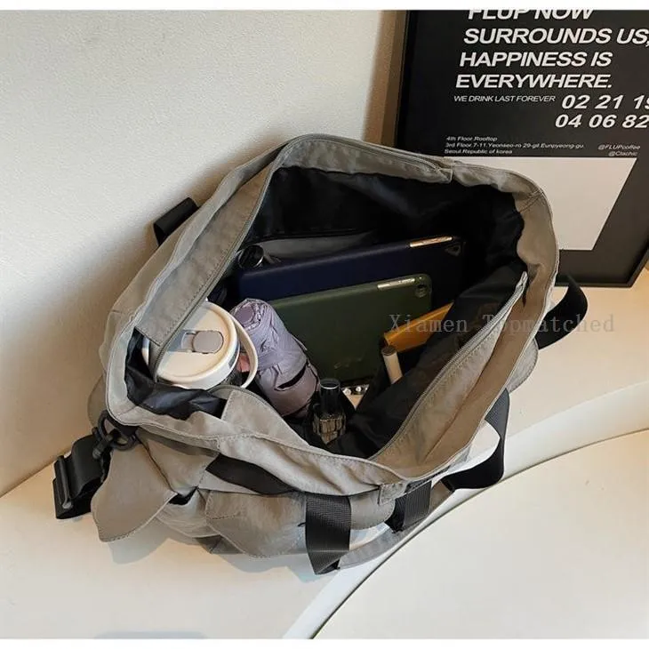 large-capacity-gym-duffel-bag-storage