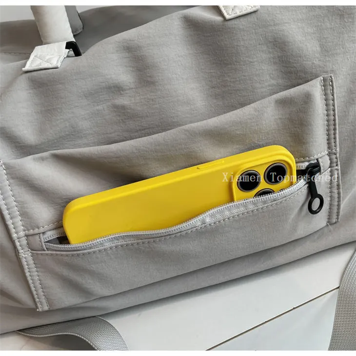 zipper-closure-sports-duffel-bag-detail